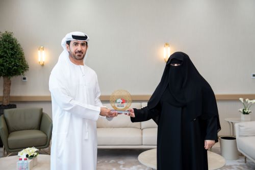 مدير محاكم دبي يكرم أمل سالم الخضر الشامسي بعد 31 عامًا من العطاء في الدائرة