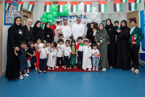 فريق الإشراف على حضانة محاكم دبي يغرس قيم الانتماء في نفوس الأطفال احتفالًا بيوم العلم